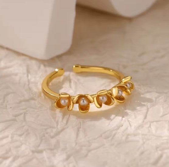 Marie | Tiny Multi Pearl Flowers Gold Ring