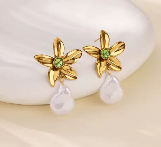 Mara | Classic Flower Pearl Dangle Earrings