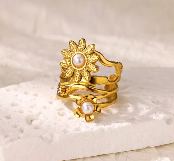 Amber | Classic White Pearl Sun Flower Ring