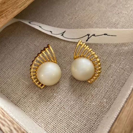 Sierra | White Round Pearl Stud Earrings