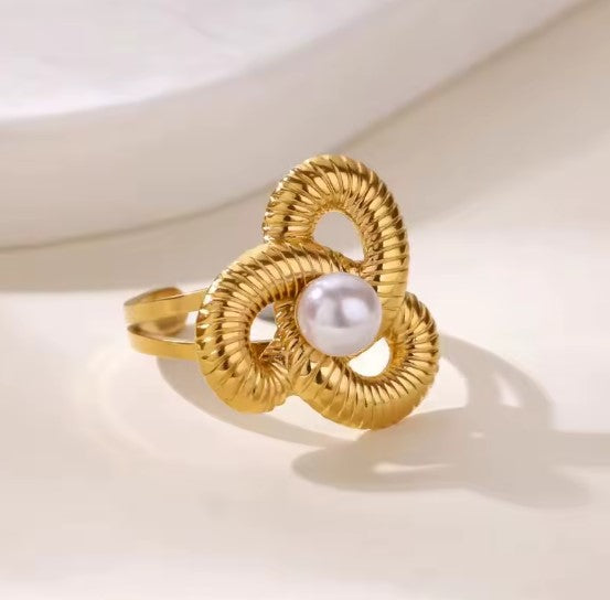 Mylah | Twist Flower Pearl Gold Ring
