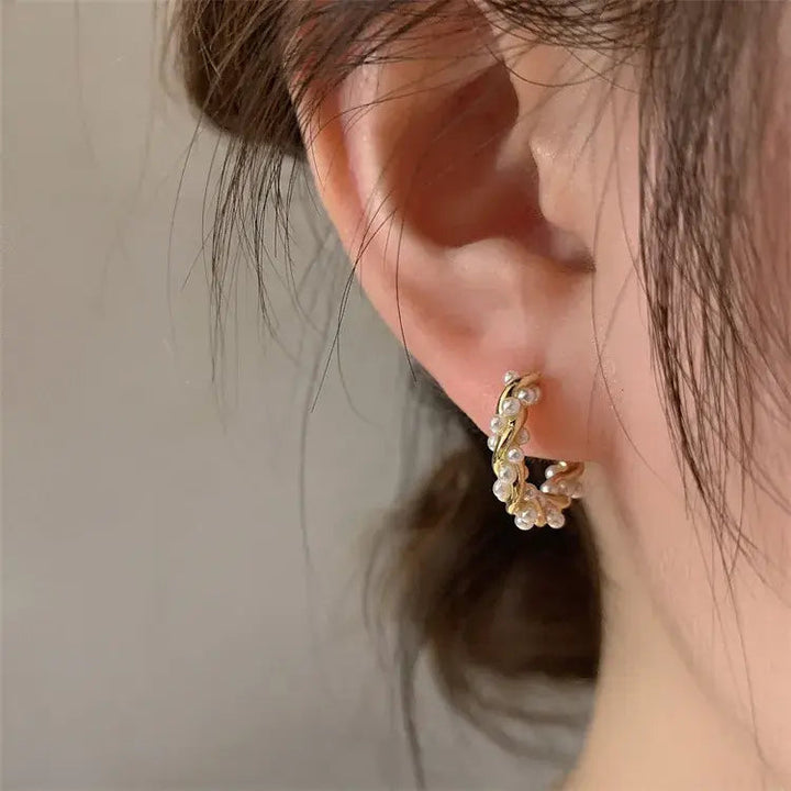 Luna | Elegant round pearl earrings with inlays