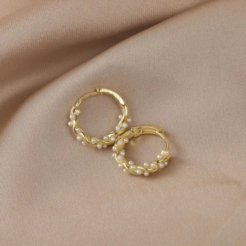 Luna | Elegant round pearl earrings with inlays