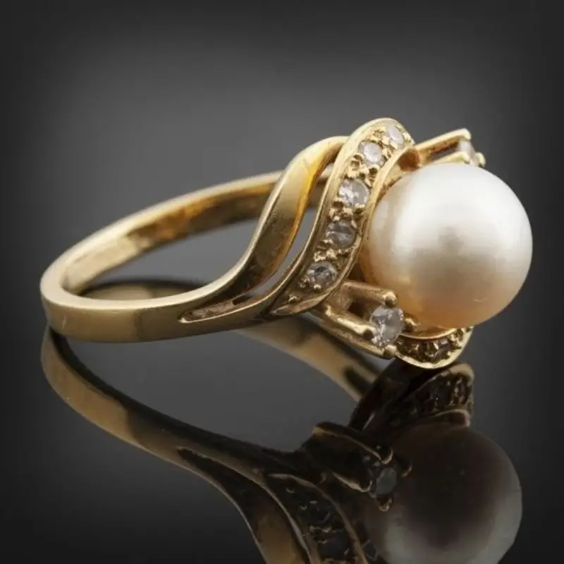 Iris | Chic Pearl & Radiant Gold Ring