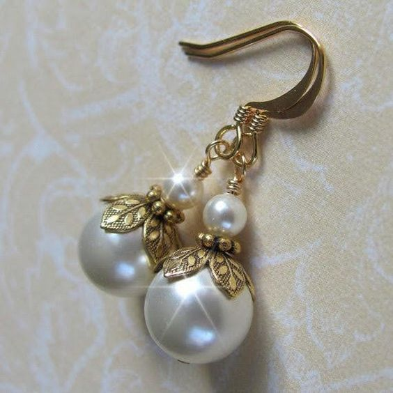 Skyla | Vintage Dangling Flower Pearl Gold Earrings