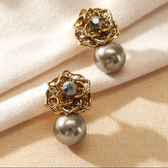Isabela | Vintage Dark Pearl Gold Earrings