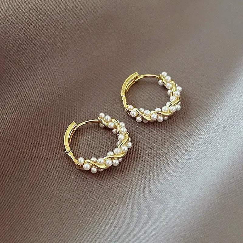 Luna | Elegant round pearl earrings with inlays