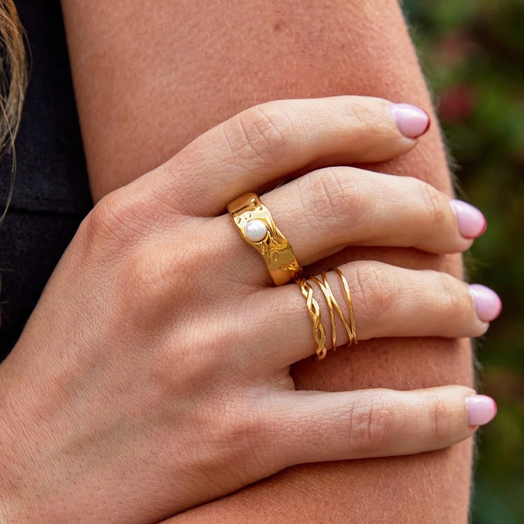 Adelina | Infinity 18K Gold Twist Ring