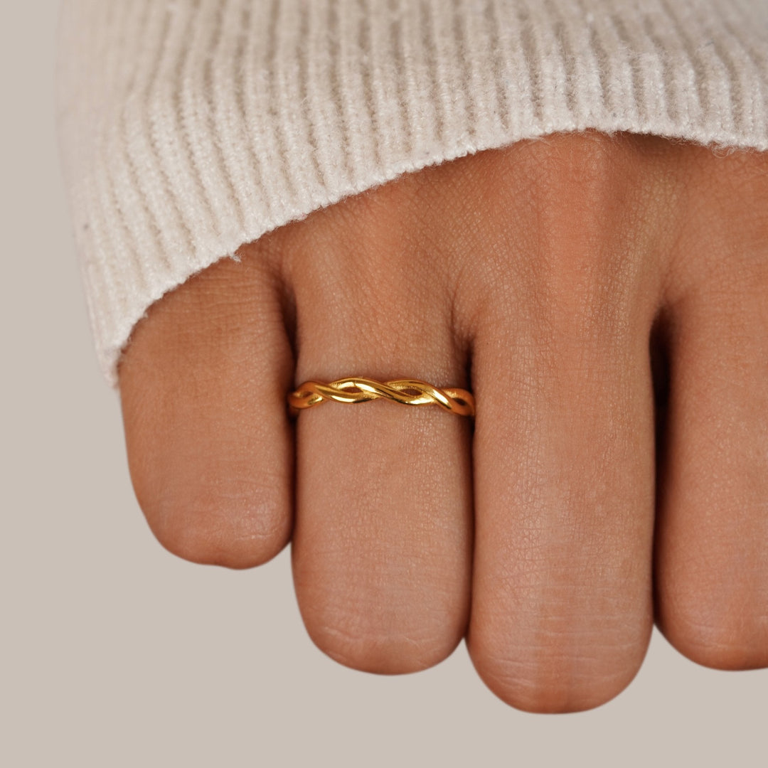 Adelina | Infinity 18K Gold Twist Ring