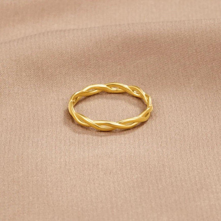 Adelina | Infinity 18K Gold Twist Ring